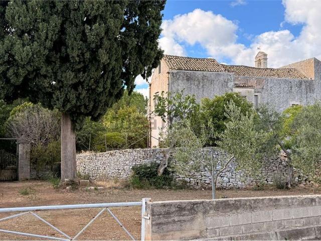 Rustici e casali in vendita di 600 m²