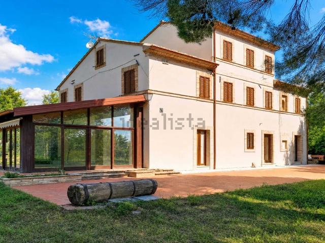Rustici e casali in vendita di 600 m² in Contrada Colle