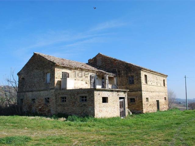 Rustici e casali in vendita di 600 m² in Contrada Castelletta