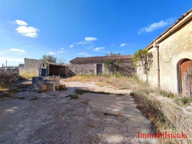 Rustici e casali in vendita di 600 m² in Contrada Timponelli