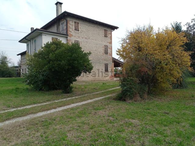 Rustici e casali in vendita di 600 m² in Via Brigata Udine