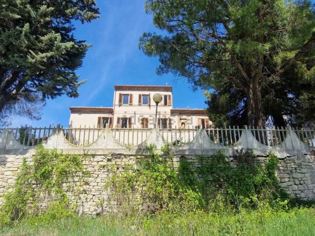 Rustici e casali in vendita di 600 m² in Via Giosuè Carducci, 41