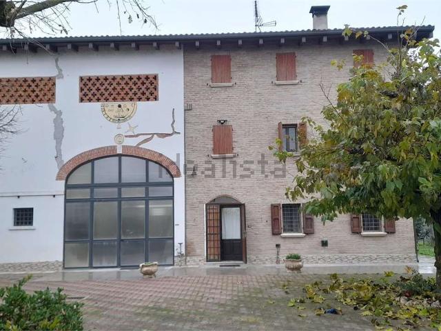 Rustici e casali in vendita di 600 m² in Via Rugginenta