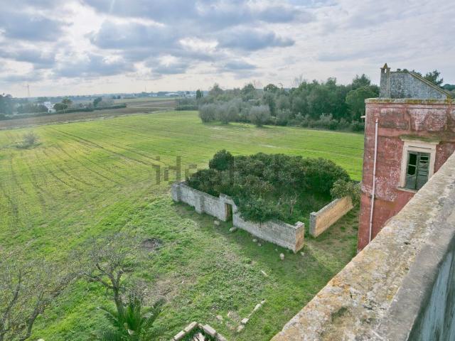 Rustici e casali in vendita di 600 m² in Via San Pietro in Lama, 9