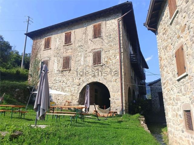 Rustici e casali in vendita di 600 m² in Via Sentino