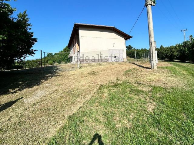 Rustici e casali in vendita di 600 m² in Via Versa