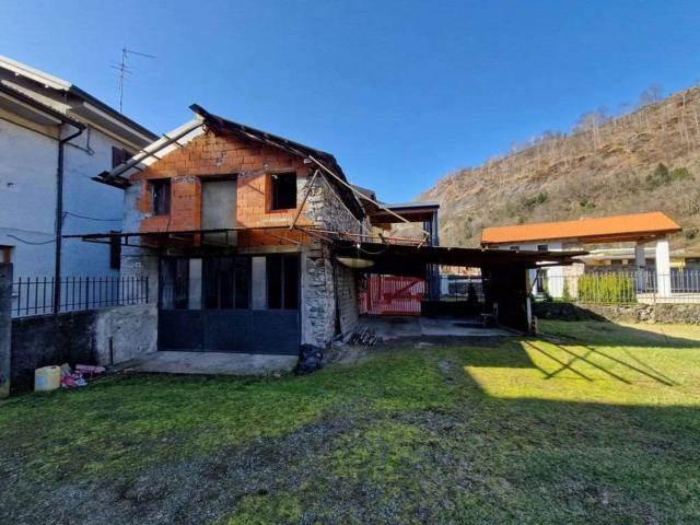 Rustici e casali in vendita di 60 m² in Via Fucine