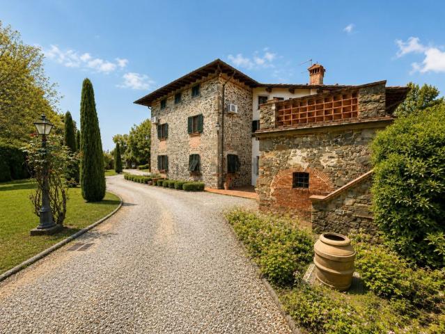 Rustici e casali in vendita di 610 m² in Via per Corte Giuli