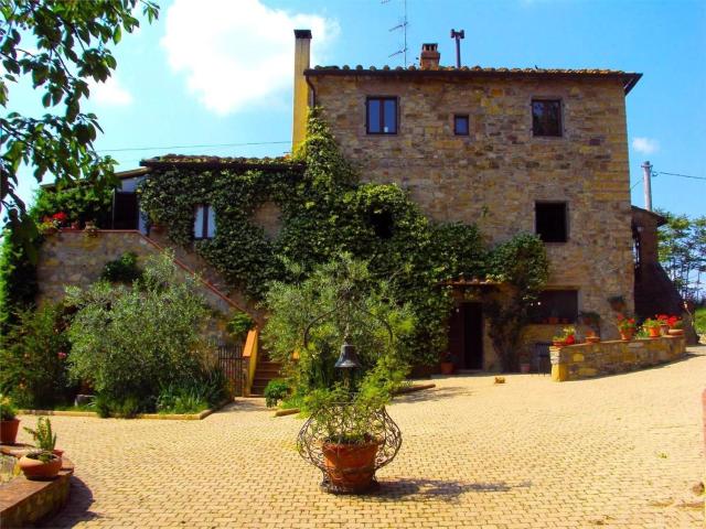 Rustici e casali in vendita di 620 m² in Strada della Chiara
