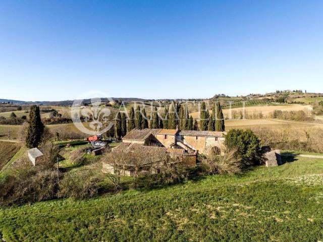 Rustici e casali in vendita di 630 m² in Via del Giglio, 33