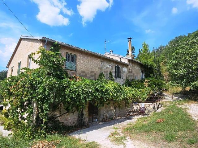 Rustici e casali in vendita di 647 m²