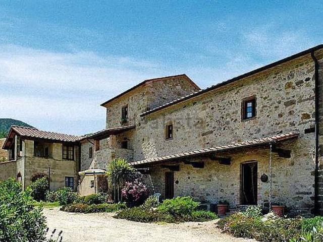 Rustici e casali in vendita di 640 m²