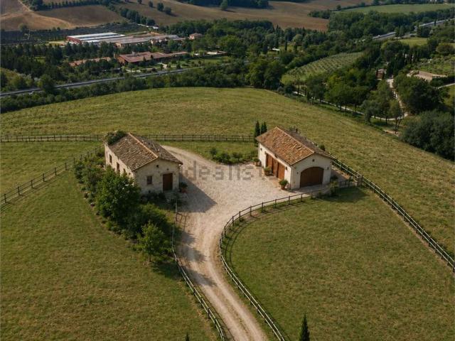Rustici e casali in vendita di 640 m²