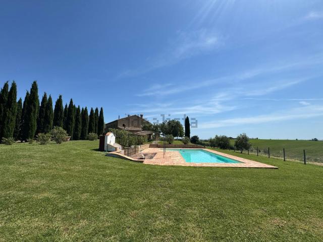 Rustici e casali in vendita di 640 m² in Via Lipparelli