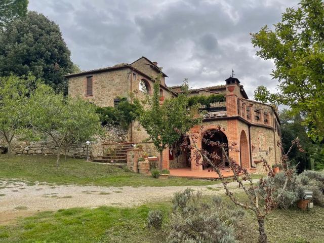 Rustici e casali in vendita di 640 m² in Viale Gramsci