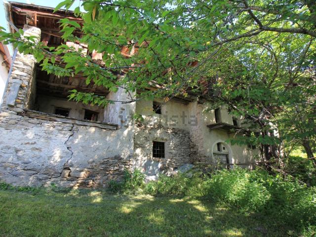 Rustici e casali in vendita di 650 m² in Via Allevè