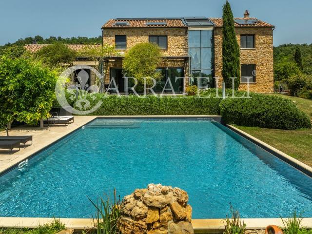 Rustici e casali in vendita di 650 m² in Via delle Fonti