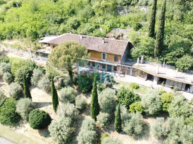 Rustici e casali in vendita di 650 m² in Via Trento, 113