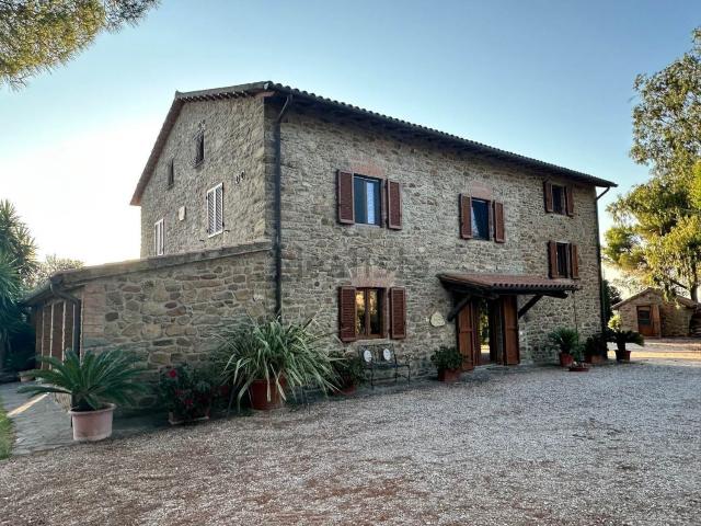 Rustici e casali in vendita di 666 m²