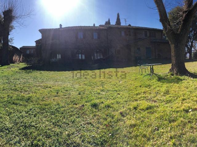 Rustici e casali in vendita di 660 m² in Strada del Lago