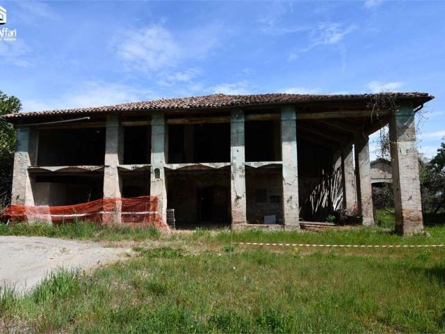 Rustici e casali in vendita di 670 m² in Strada Gherbella