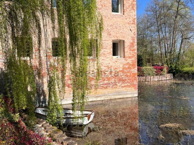 Rustici e casali in vendita di 670 m² in Via Divisione Folgore, 9