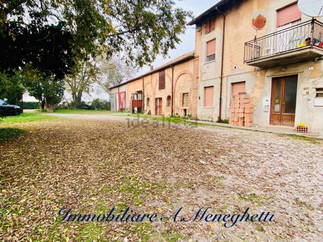 Rustici e casali in vendita di 670 m² in Via Girolamo Gottardi