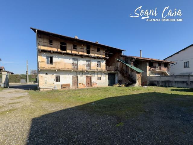 Rustici e casali in vendita di 670 m² in Via Strera