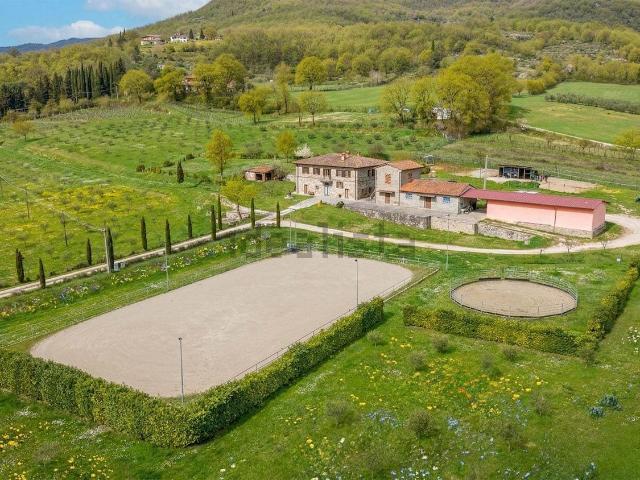 Rustici e casali in vendita di 685 m² in Località Castel Focognano, 1