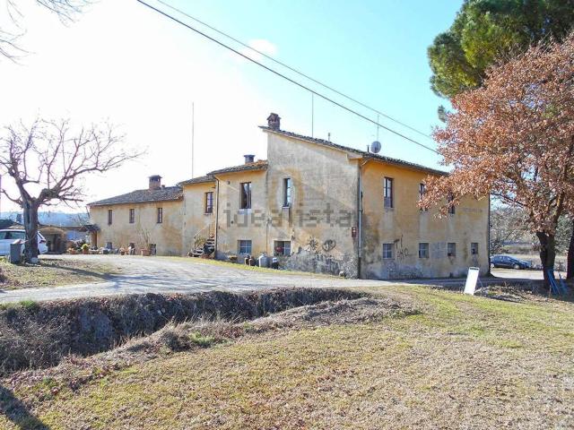 Rustici e casali in vendita di 688 m² in Strada Comunale, 1