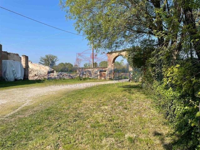 Rustici e casali in vendita di 680 m²