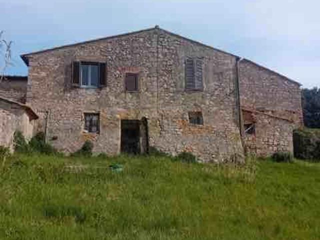 Rustici e casali in vendita di 680 m²