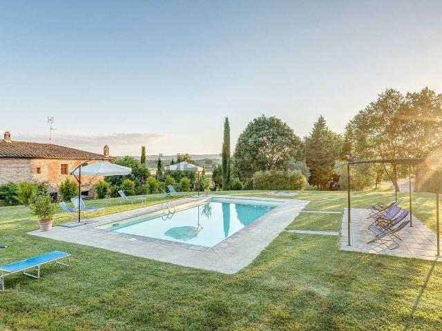 Rustici e casali in vendita di 680 m² in Via Martiri della Libertà, 4