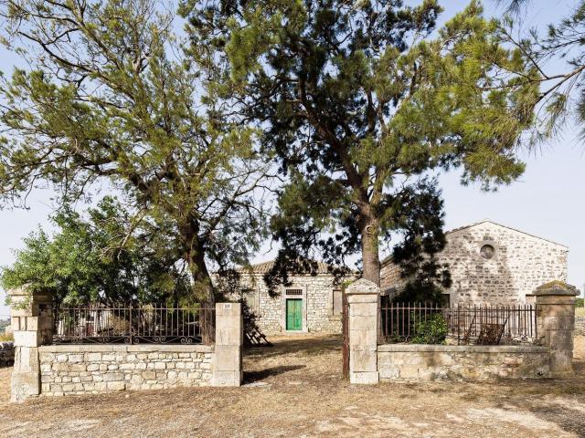Rustici e casali in vendita di 680 m² in Via Modica Ispica, 120
