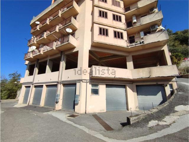 Rustici e casali in vendita di 680 m² in Via dei Peloritani, 10