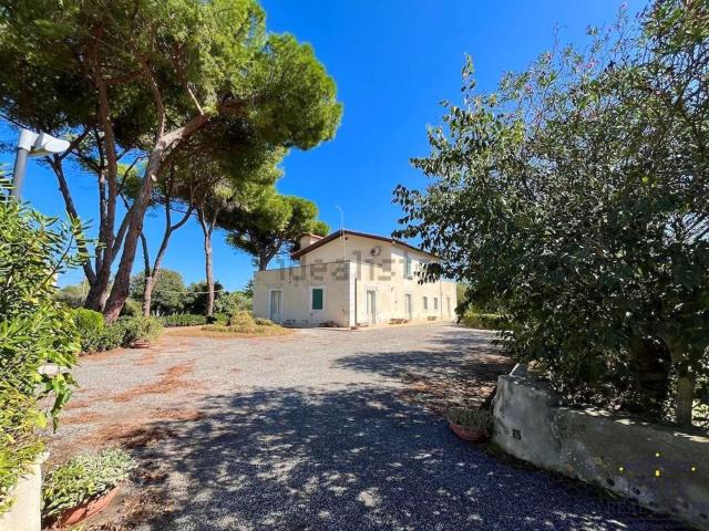 Rustici e casali in vendita di 680 m² in Via Isola