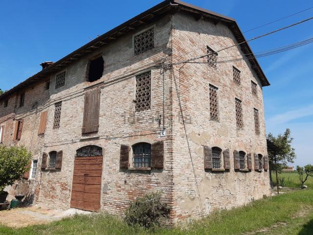 Rustici e casali in vendita di 690 m²