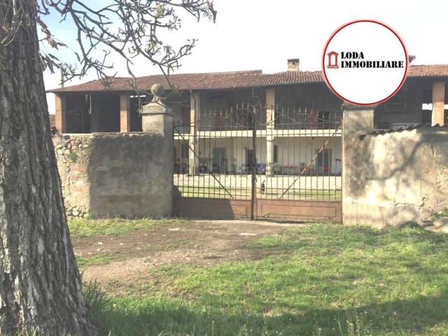 Rustici e casali in vendita di 690 m²