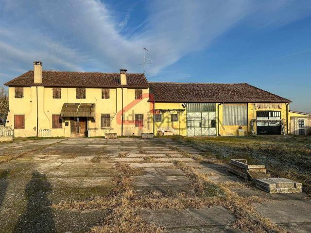 Rustici e casali in vendita di 691 m²