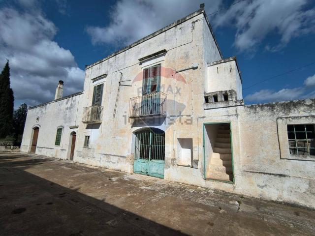 Rustici e casali in vendita di 700 m²