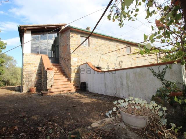 Rustici e casali in vendita di 700 m²