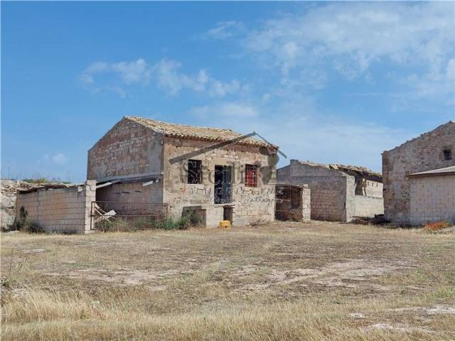 Rustici e casali in vendita di 700 m²