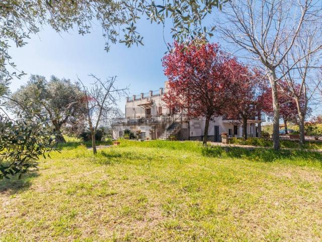 Rustici e casali in vendita di 700 m² in Strada Gesù Nazareno, 1