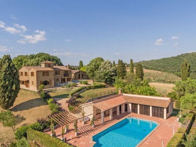 Rustici e casali in vendita di 700 m² in Via Arezzo