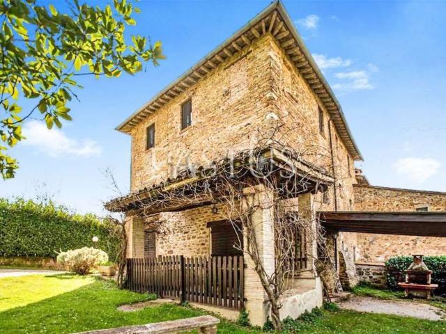 Rustici e casali in vendita di 700 m² in Via Calabria, 1