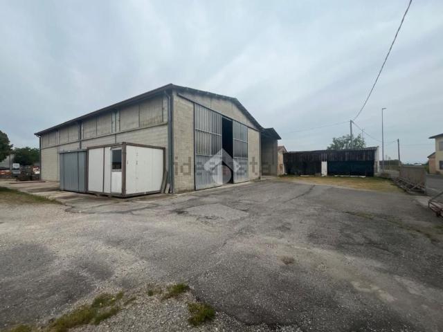 Rustici e casali in vendita di 700 m² in Via Cimitero, 1