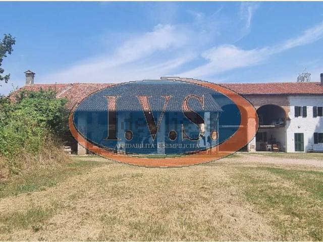 Rustici e casali in vendita di 700 m² in Via Fossona, 54