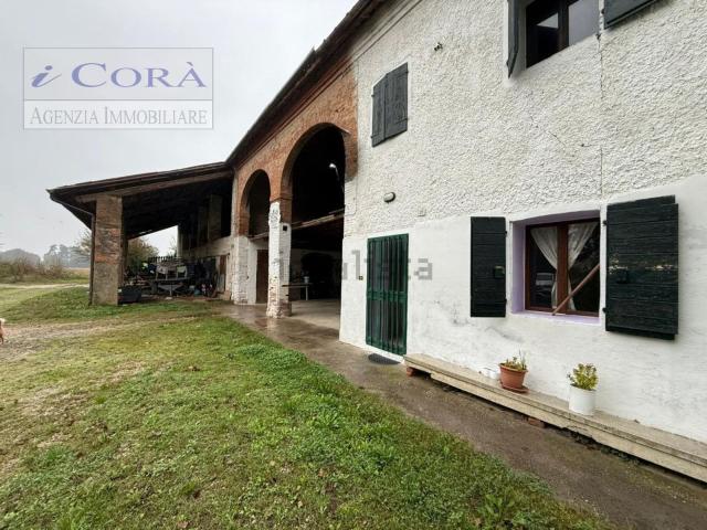 Rustici e casali in vendita di 700 m² in Via Fossona
