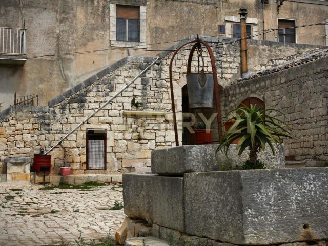 Rustici e casali in vendita di 700 m² in Via Rocciola Scrofani, 185