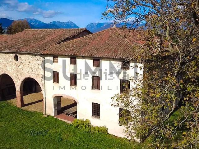 Rustici e casali in vendita di 700 m² in Via Soran